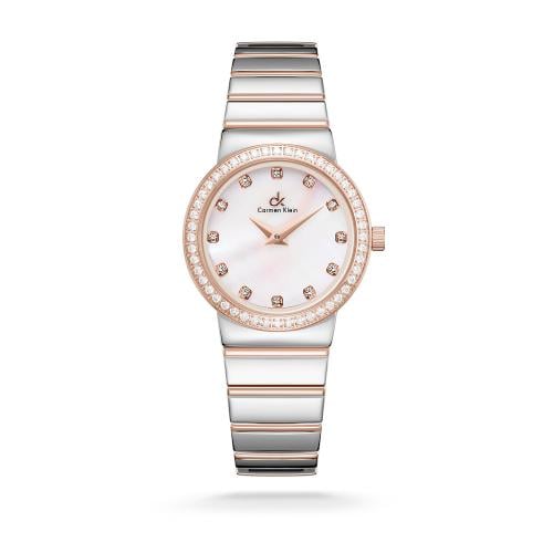 ساعة نسائية كارمن كلاين بلون فضي و روز قولد