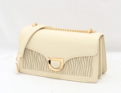 شنطة نسائية بلون بيج