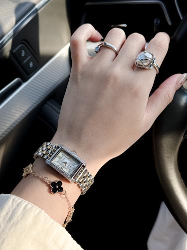 ساعة نسائية سكوت