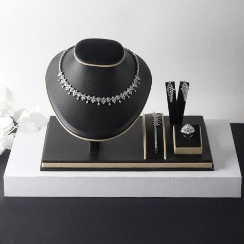 طقم اكسسوار نسائي مرصع بفصوص الزركون