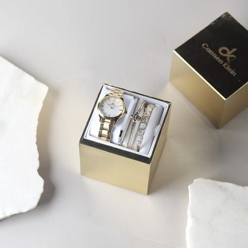 طقم نسائي بلون ذهبي