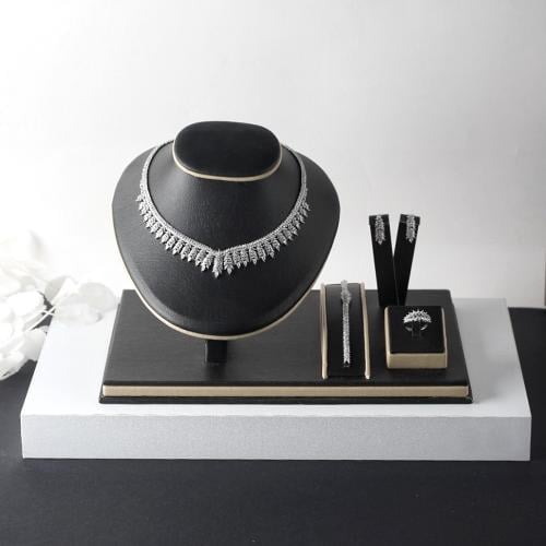 طقم اكسسوار نسائي مرصع بفصوص الزركون