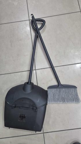 مكنسه و جاروف