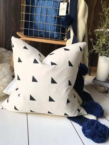 بطانية كريمي وأزرق محبوكة مزينة بكور البوم بوم