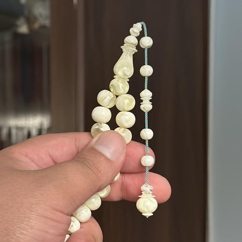 مسباح مستكة شبيه الكهرمان