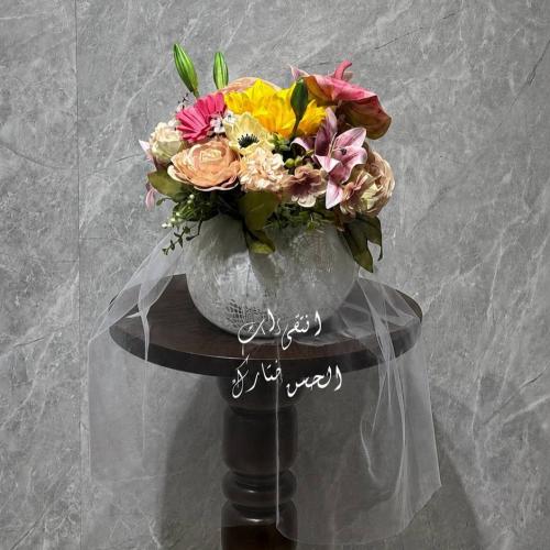 فازة ورد مع تل