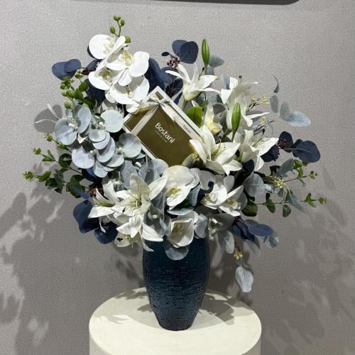 فازة ورد صناعي مع شوكلاتة