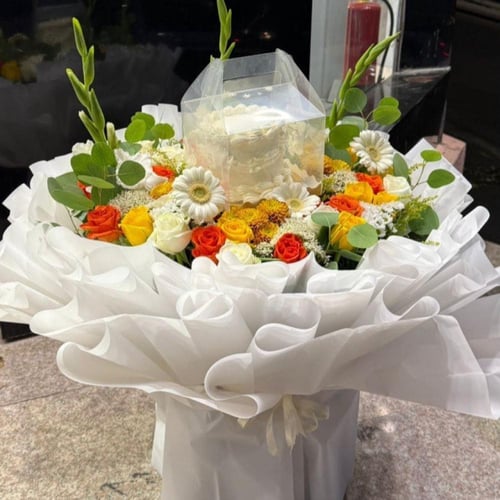 بوكيه ورد وكيك مخصص