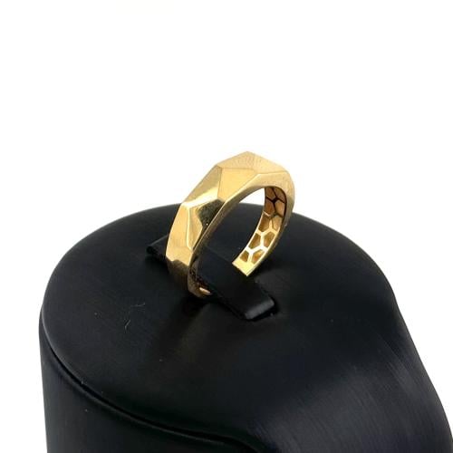 دبلة ذهب حواف هندسية ذهب صافي - عيار 18