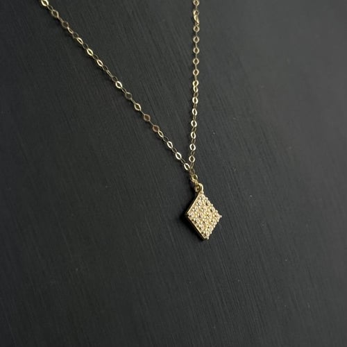 عقد ذهب مثلث تصميم الماس - عيار 18
