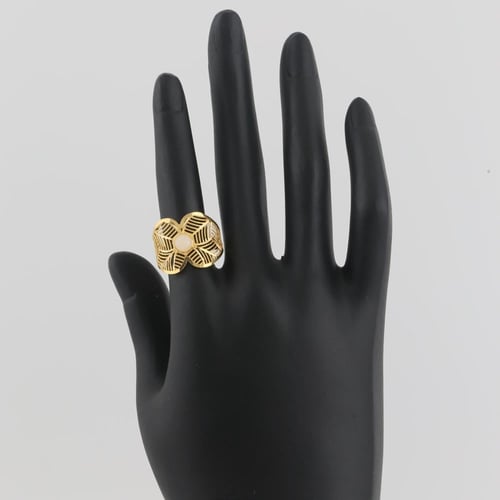 خاتم ذهب تجوف زهرة بلون لؤلؤ الابيض - عيار 21