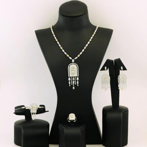 طقم ذهب ابيض تصميم الماس Queen - عيار 18