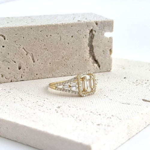 خاتم ذهب رسم الماس قص اميرالد - عيار 18