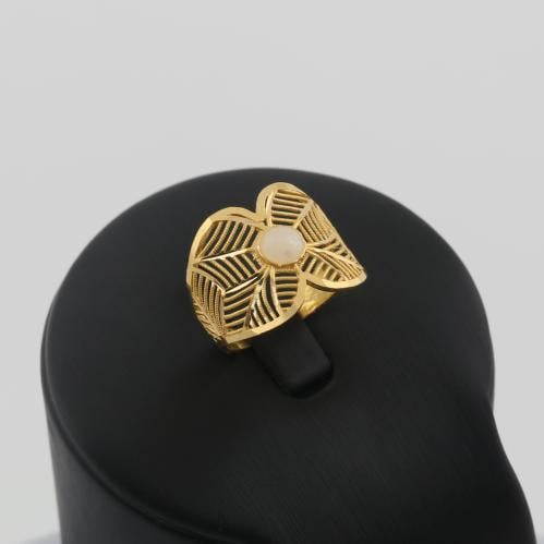 خاتم ذهب تجوف زهرة بلون لؤلؤ الابيض - عيار 21