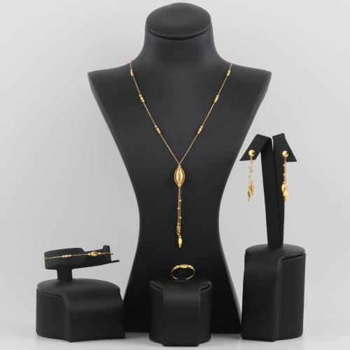 طقم ذهب بتصميم بيضاوي - عيار 21