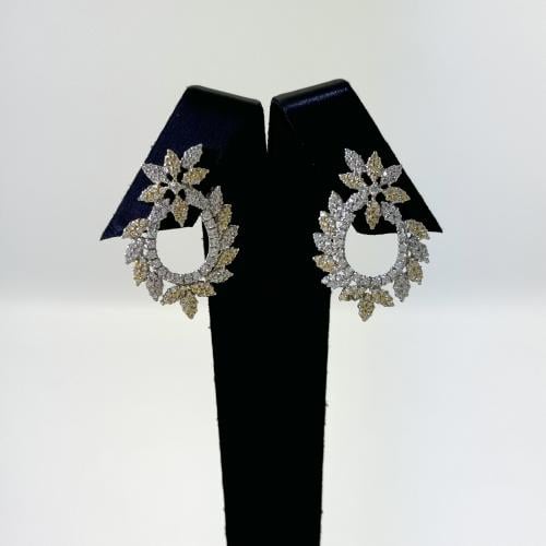 حلق ذهب زهرة بيضاء - عيار 18