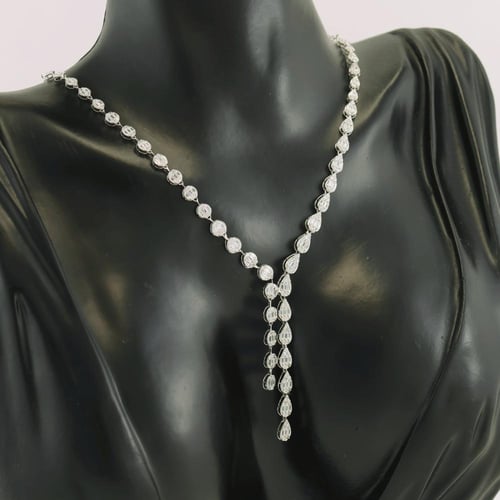 طقم ذهب ابيض pear cut - عيار 18