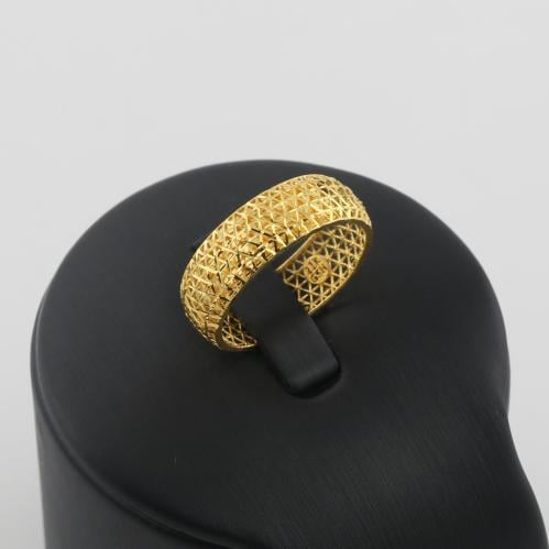 دبلة ذهب بتصميم مثلثات صغيرة - عيار 21