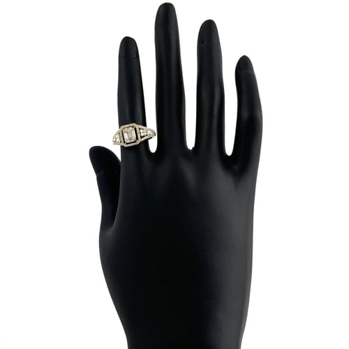 خاتم ذهب رسم الماس قص اميرالد - عيار 18