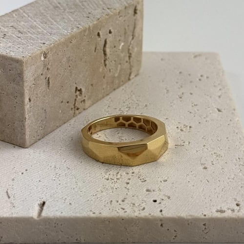 دبلة ذهب حواف هندسية ذهب صافي - عيار 18