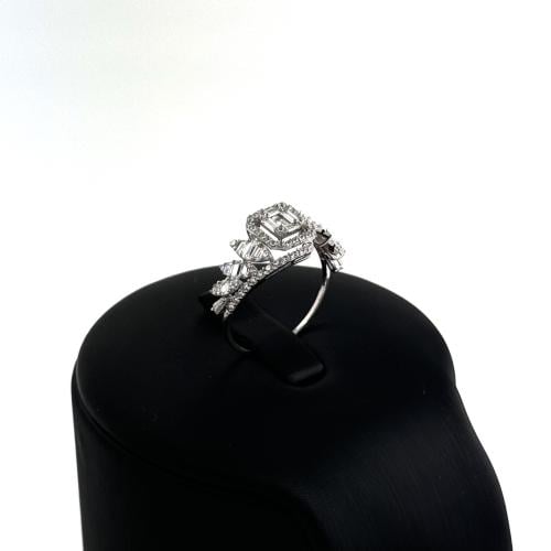 خاتم ذهب ابيض بقصات اميرالد والماركيز - عيار 18