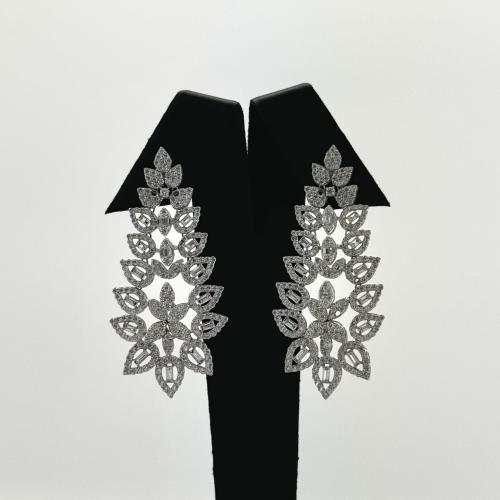 حلق ذهب ابيض الملكة تصميم الماس - عيار 18