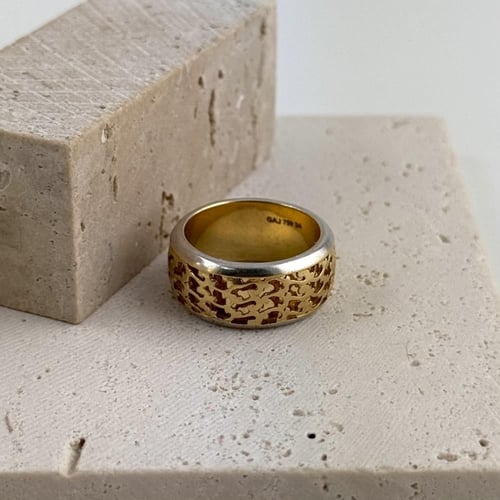 دبلة ذهب تصميم عصري بحواف بيضاء - عيار 18