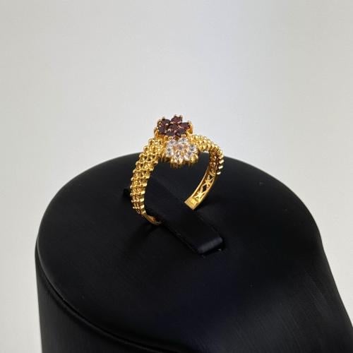 خاتم ذهب وردتين ابيض وحمرا بارزتين - عيار 21