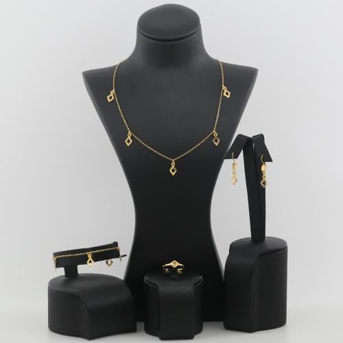 طقم ذهب مع مثلثات الذهب - عيار 21