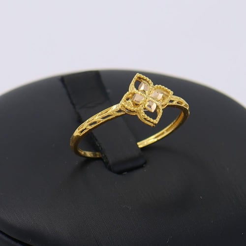 طقم ذهب هرمي مع زهرتين - عيار 21