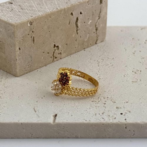 خاتم ذهب وردتين ابيض وحمرا بارزتين - عيار 21