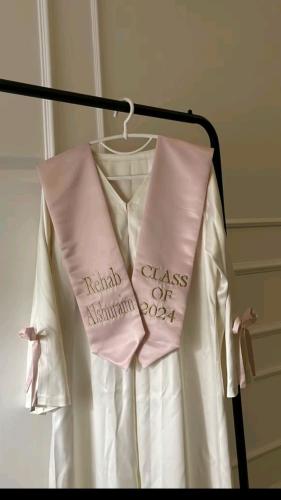 عبايه تخرج سكري وردي فيكونه وفتحه