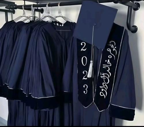 عبايه تخرج طقم كامل مخمل اسود