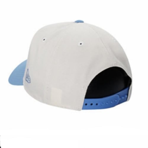 كاب نيو ايرا قماش أبيض بتطريز سماوي