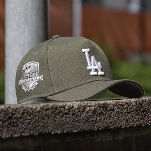 كاب نيو ايرا قماش رمادي بتطريز أبيض