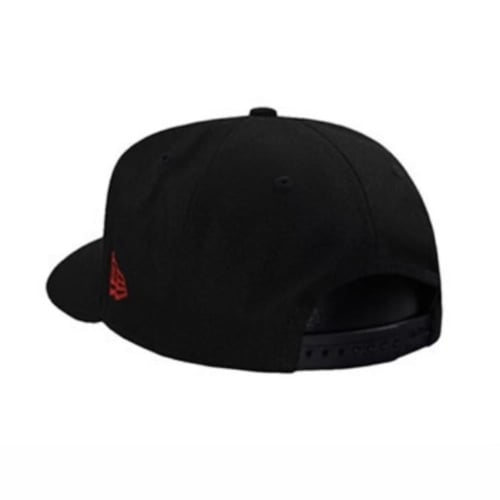 كاب نيو ايرا قماش أسود بتطريز أبيض