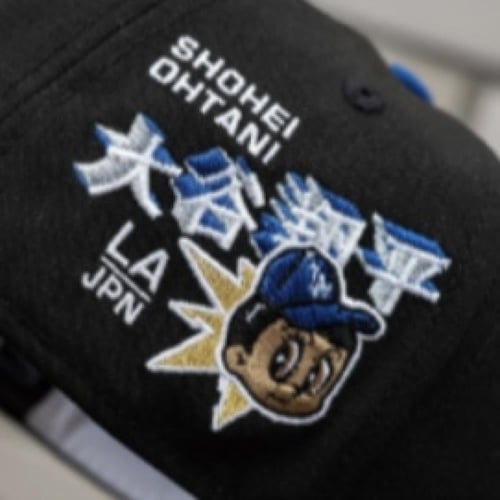 كاب نيو ايرا قماش أسود - أزرق بتطريز أبيض