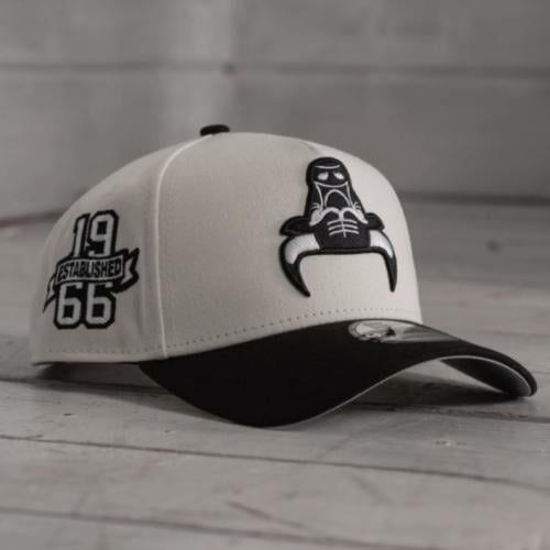 كاب نيو ايرا قماش ابيض - أسود بشعار شيكاغو