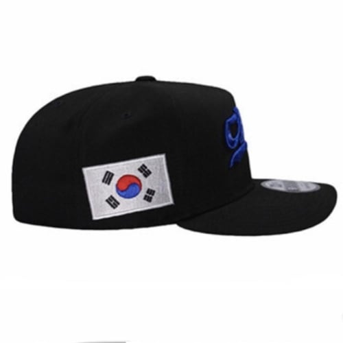 كاب نيو ايرا قماش أسود بتطريز أزرق وأحمر