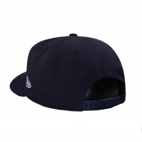 كاب نيو ايرا قماش كحلي بتطريز أبيض