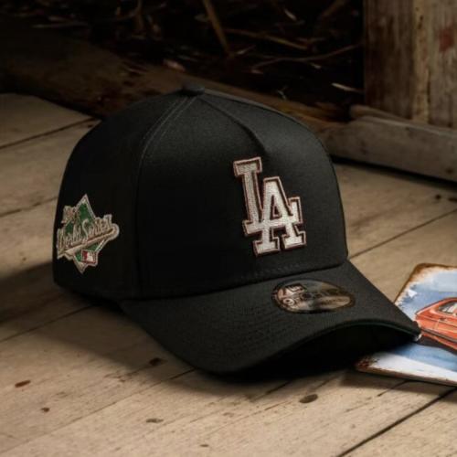 كاب نيو ايرا قماش أسود بتطريز أبيض