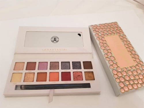 كارلي بيبل ظلال عيون من اناستازيا بيفرلي هلز