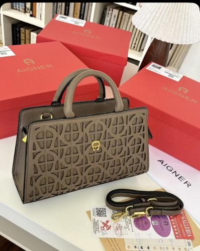 شنطة AIGNER