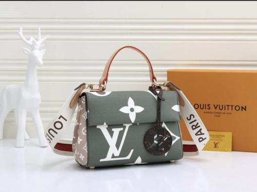 شنطة LV