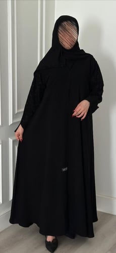 عبايه ملكي كم تطريز اسود