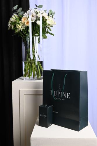 فازة ورد طبيعي مع عطر