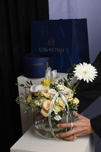 فازة ورد طبيعي مع شكولات