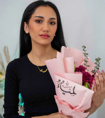 اسوارة فخمة بالاسم مع باقة ورد أنيقة