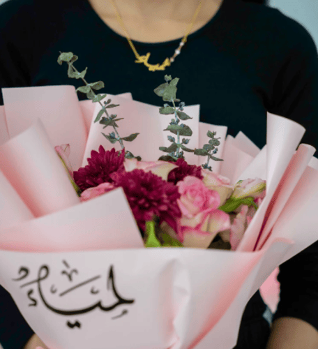 اسوارة فخمة بالاسم مع باقة ورد أنيقة