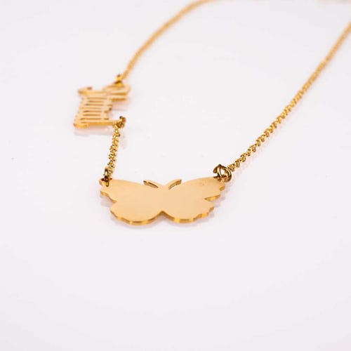 سلسال نسائي بالاسم مع ثيم الفراشة الرقيقة